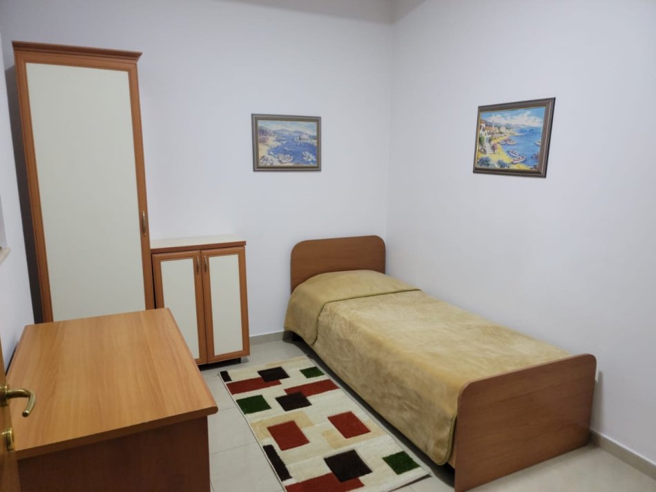 Tirane, jepet me qera apartament 2+1+Ballkon Kati 2, 98 m² 700 € (Garda)