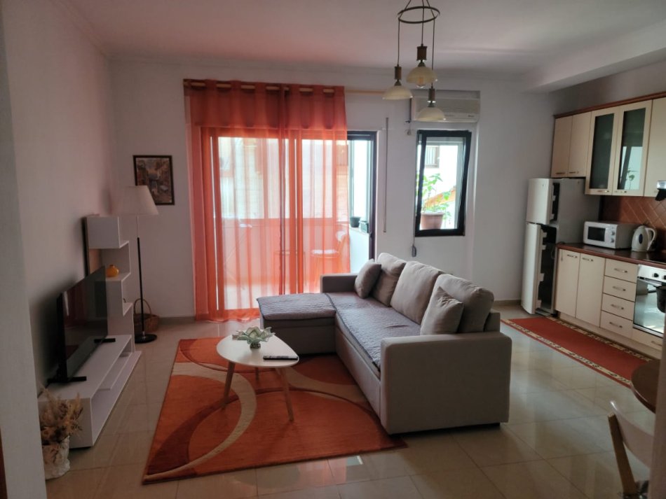 Tirane, jepet me qera apartament 2+1+Ballkon Kati 2, 98 m² 700 € (Garda)