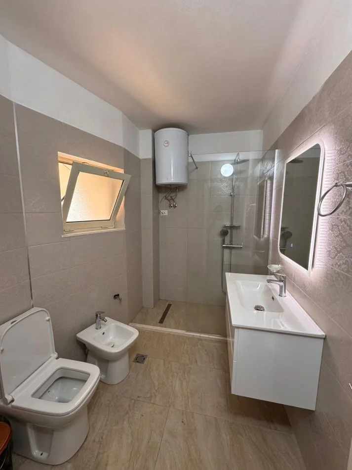 Tirane, jepet me qera apartament 2+1+Ballkon , 95 m² 850 € (Mine Peza)