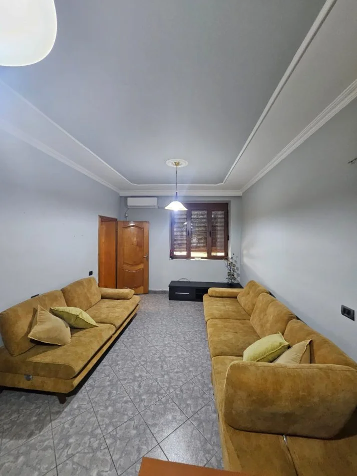 Tirane, jepet me qera apartament 3+1+Ballkon Kati 1, 150 m² 650 € (Rr kavajes)