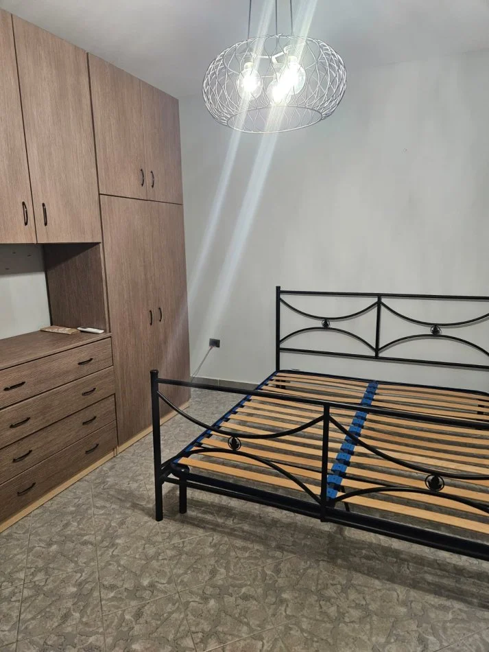 Tirane, jepet me qera apartament 3+1 Kati 1, 150 m² 650 € (Rruga Muhamet Gjollesha)