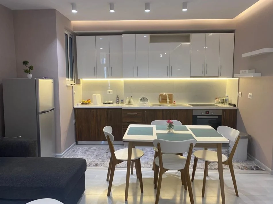 Tirane, jepet me qera apartament 1+1+Ballkon Kati 8, 71 m² 600 € (Rruga Panorama)