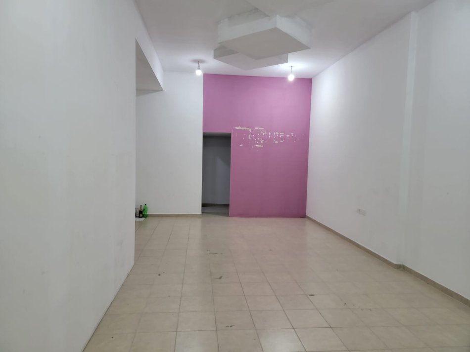 Tirane, jepet me qera dyqan Kati 0, 50 m² 400 € ( JEPET ME QERA DYQAN NË RRUGËN SIRI KODRA!)