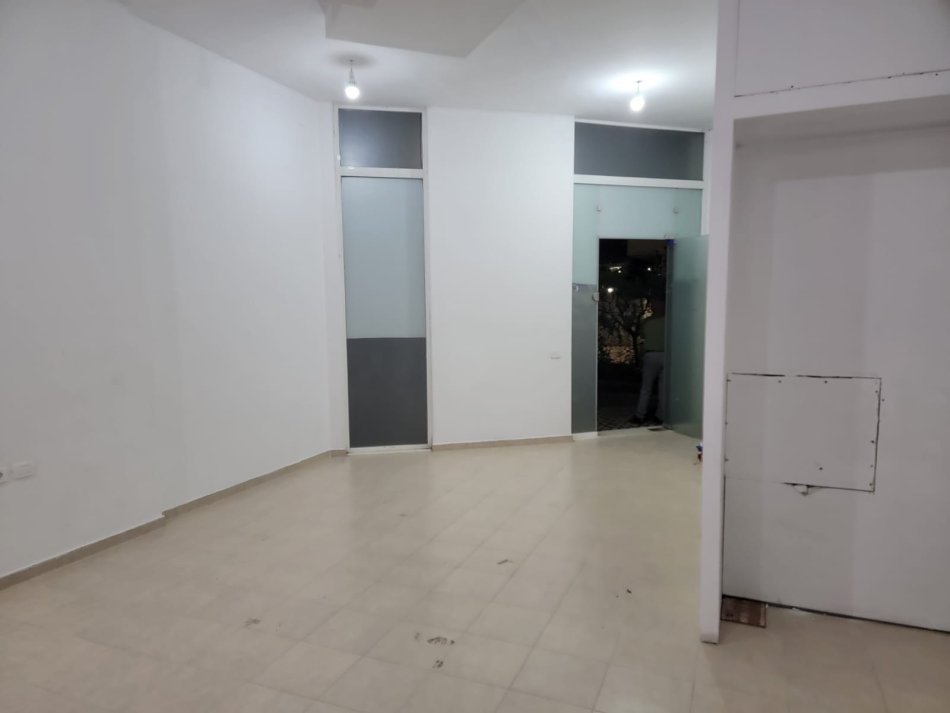 Tirane, jepet me qera dyqan Kati 0, 50 m² 400 € ( JEPET ME QERA DYQAN NË RRUGËN SIRI KODRA!)