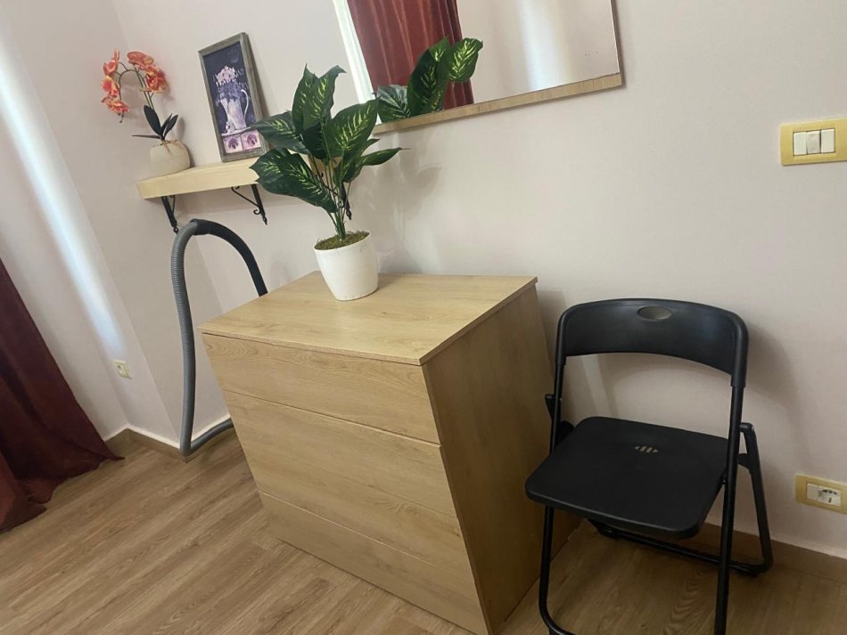 Tirane, jap me qera apartament 1+1 Kati 2, 65 m² 550 € (rruga Shkelqim Fusha, prane qendres Kristal)
