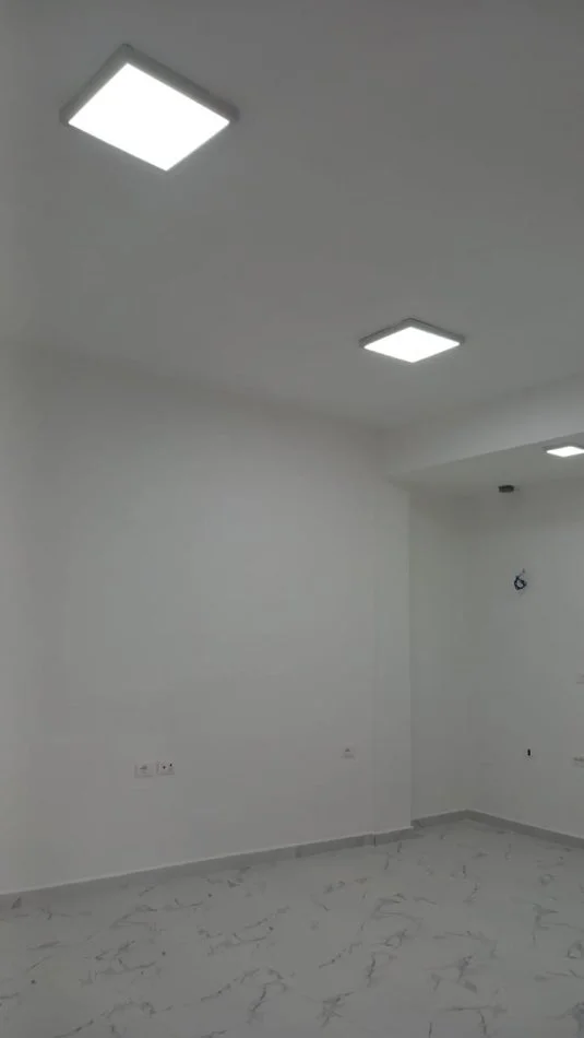 Tirane, jepet me qera zyre Kati 1, 35 m² 450 € (Rr. Ibrahim Rugova)