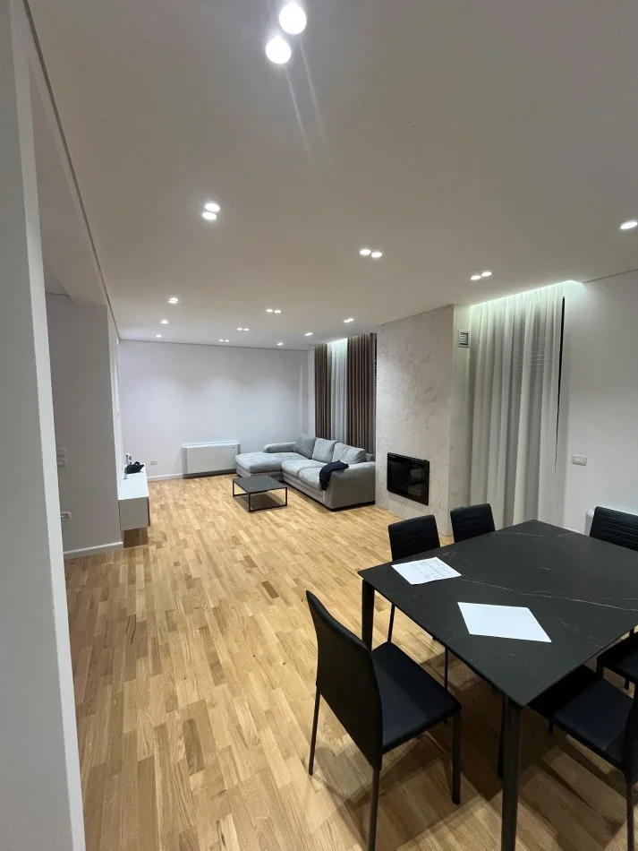 Tirane, jepet me qera Vile 2 Katshe Kati 2, 800 m² 4.000 € (Lunder, prane Teg)