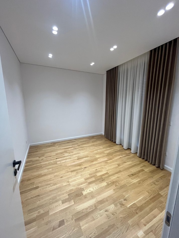 Tirane, jepet me qera Vile 2 Katshe Kati 2, 800 m² 4.000 € (Lunder, prane Teg)