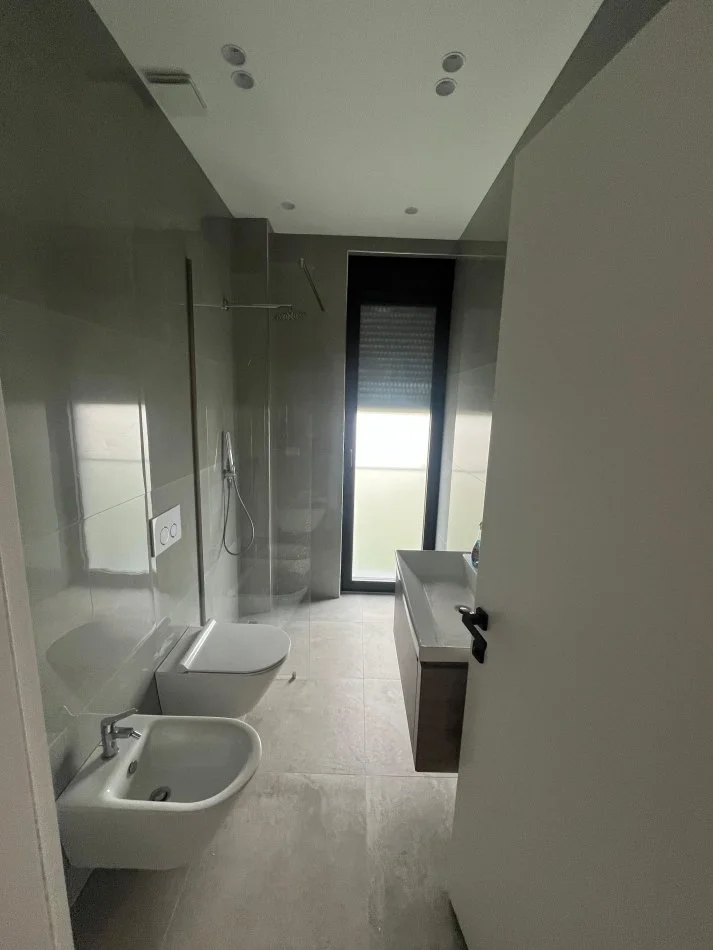 Tirane, jepet me qera Vile 2 Katshe Kati 2, 800 m² 4.000 € (Lunder, prane Teg)