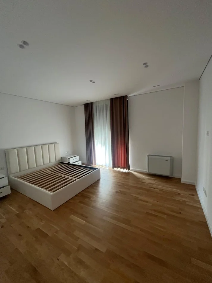 Tirane, jepet me qera Vile 2 Katshe Kati 2, 800 m² 4.000 € (Lunder, prane Teg)