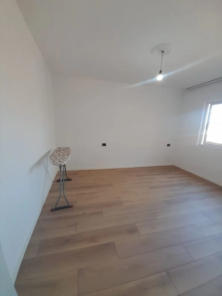 Tirane, jepet me qera apartament 1+1+Ballkon Kati 4, 52 m² 400 € (rruga e kavajes)