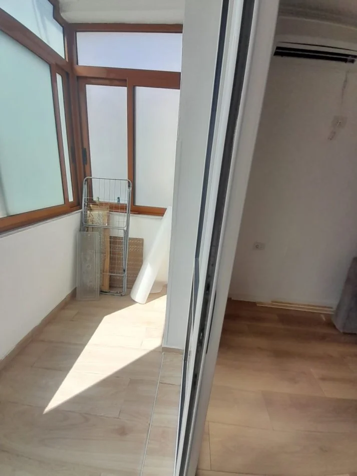 Tirane, jepet me qera apartament 1+1+Ballkon Kati 4, 52 m² 400 € (rruga e kavajes)