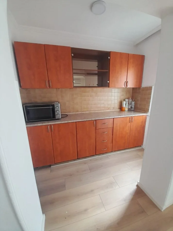 Tirane, jepet me qera apartament 1+1+Ballkon Kati 4, 52 m² 400 € (rruga e kavajes)