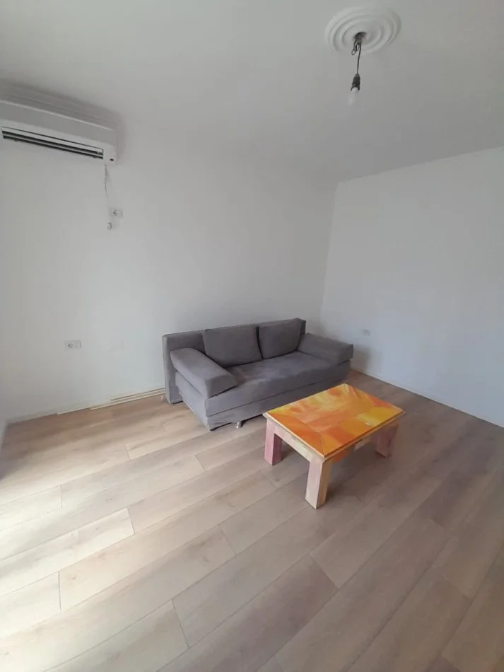 Tirane, jepet me qera apartament 1+1+Ballkon Kati 4, 52 m² 400 € (rruga e kavajes)