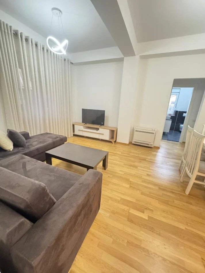 Tirane, jepet me qera apartament 1+1+Ballkon Kati 3, 68 m² 550 € (mjull bathore)