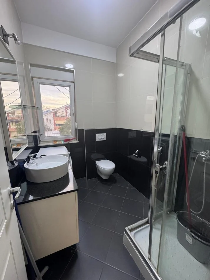 Tirane, jepet me qera apartament 1+1+Ballkon Kati 3, 68 m² 550 € (mjull bathore)