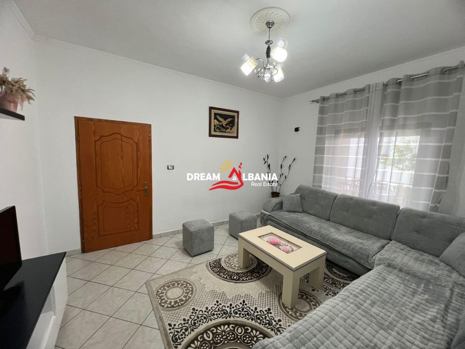 Tirane, jepet me qera apartament 3+1 , 135 m² 350 € 