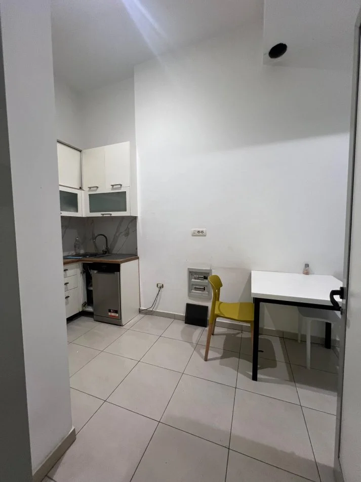 Tirane, jepet me qera ambjent biznesi Kati 0, 222 m² (Bllok)