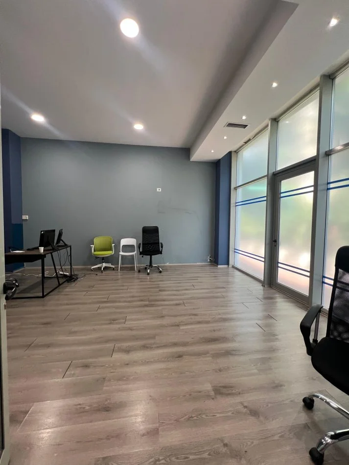Tirane, jepet me qera ambjent biznesi Kati 0, 222 m² (Bllok)