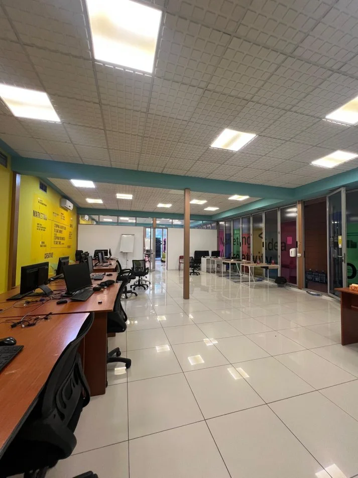 Tirane, jepet me qera ambjent biznesi Kati 0, 222 m² (Bllok)