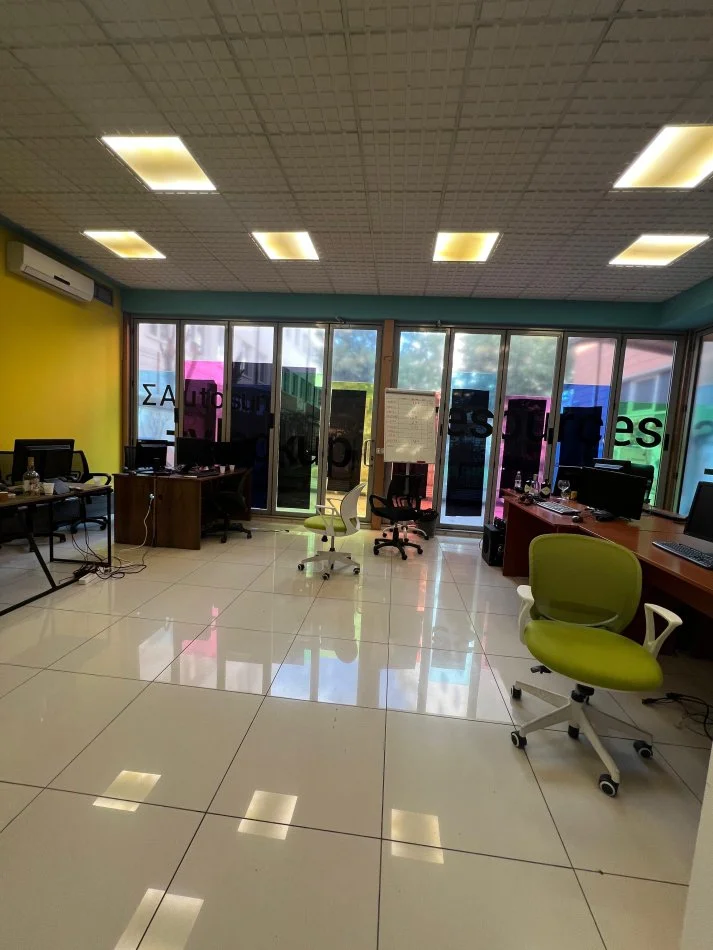 Tirane, jepet me qera ambjent biznesi Kati 0, 222 m² (Bllok)