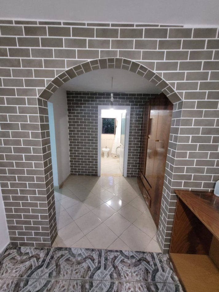 Tirane, jepet me qera Vile 2+1 Kati 1, 80 m² 400 € (Jepet me Qera Super Hyrje 2+1 afer Ekonomikut tek Shkolla Elite)