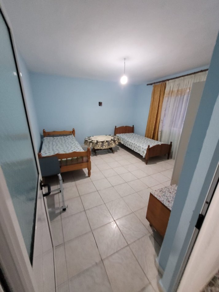 Tirane, jepet me qera Vile 2+1 Kati 1, 80 m² 400 € (Jepet me Qera Super Hyrje 2+1 afer Ekonomikut tek Shkolla Elite)
