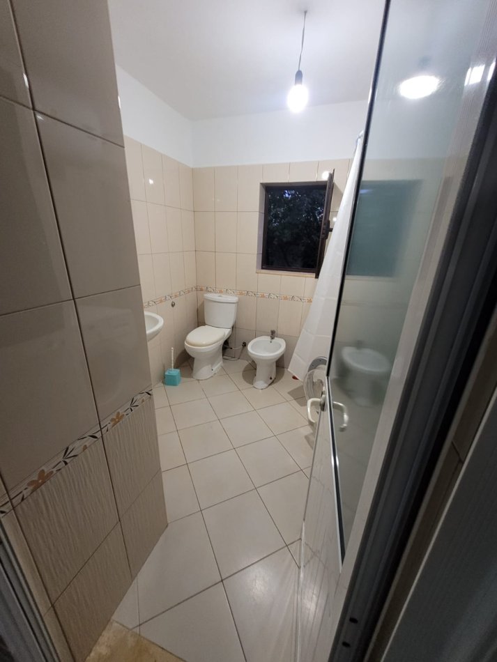 Tirane, jepet me qera Vile 2+1 Kati 1, 80 m² 400 € (Jepet me Qera Super Hyrje 2+1 afer Ekonomikut tek Shkolla Elite)