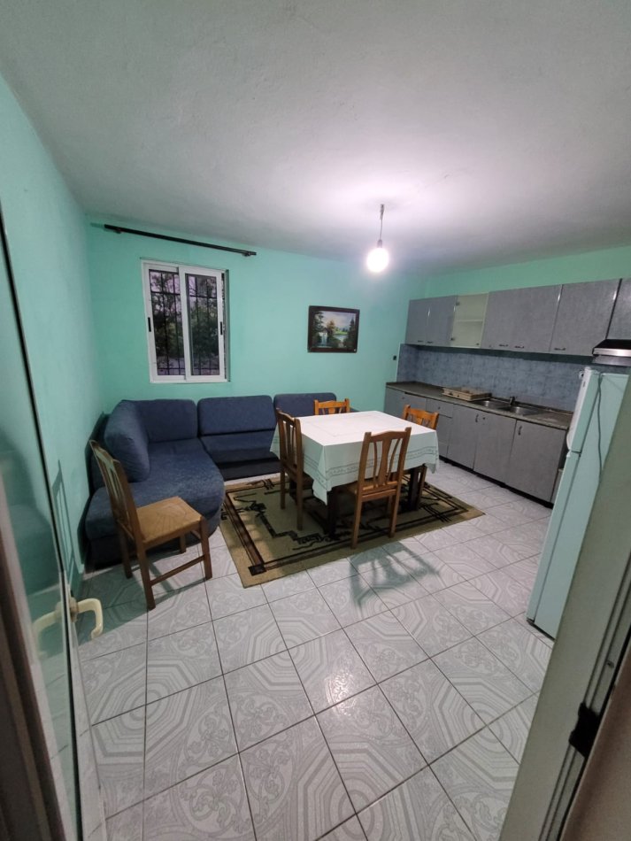Tirane, jepet me qera Vile 2+1 Kati 1, 80 m² 400 € (Jepet me Qera Super Hyrje 2+1 afer Ekonomikut tek Shkolla Elite)