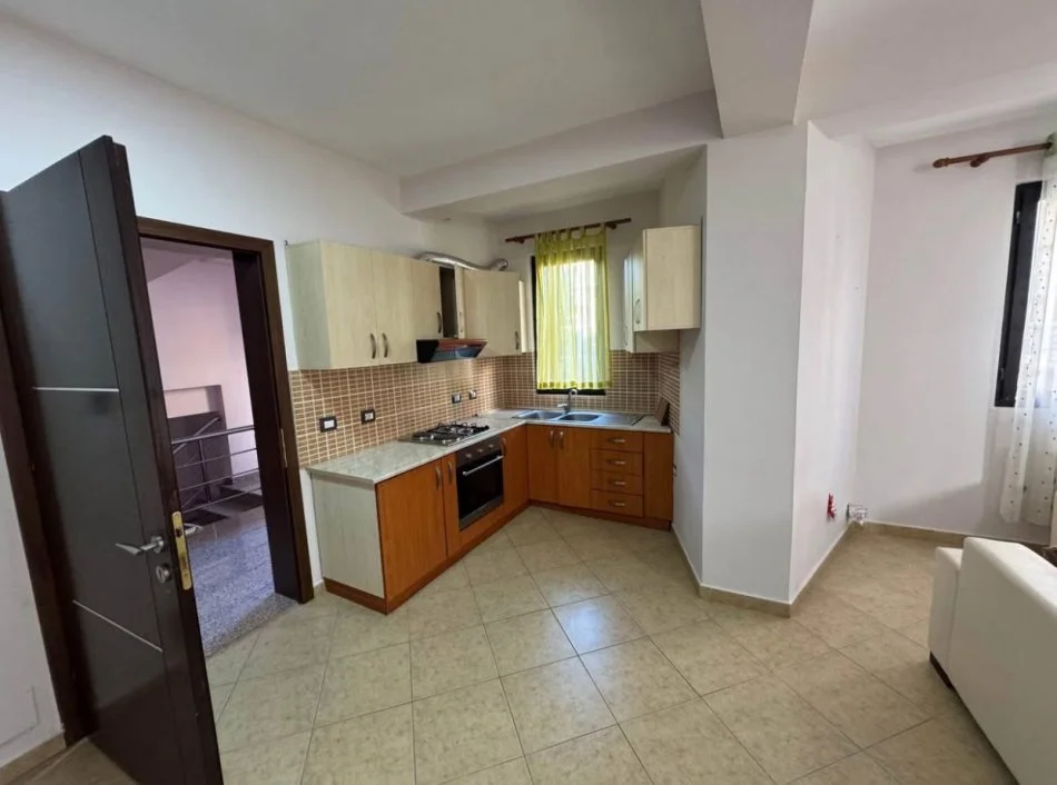 Tirane, jepet me qera apartament 2+1 Kati 3, 105 m² 450 € (Afer restorant Xibraku, Rruga e Elbasanit)