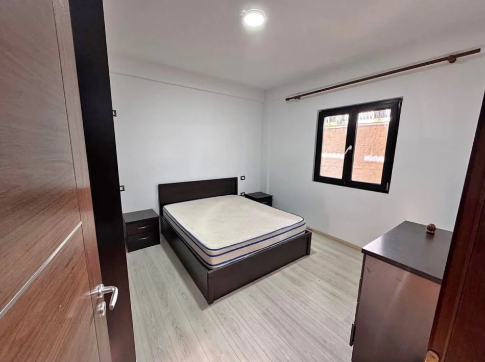 Tirane, jepet me qera apartament 2+1 Kati 3, 105 m² 450 € (Afer restorant Xibraku, Rruga e Elbasanit)