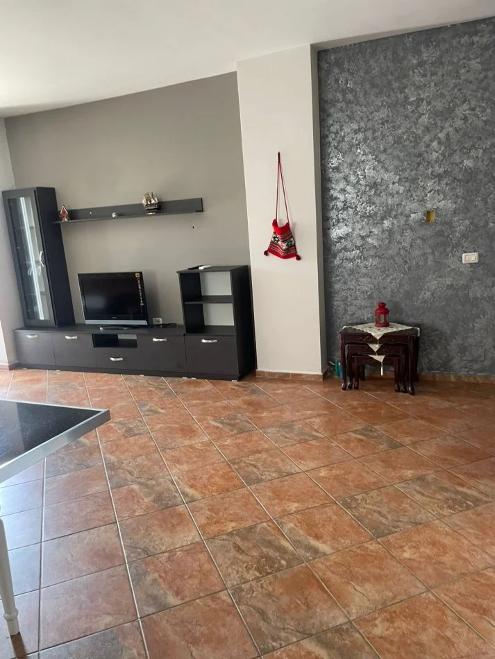 Tirane, jepet me qera apartament 2+1+Ballkon Kati 3, 110 m² 600 € (Liqeni i Thate)