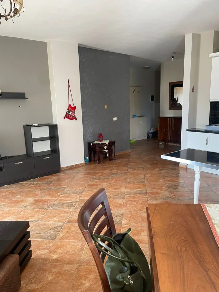 Tirane, jepet me qera apartament 2+1+Ballkon Kati 3, 110 m² 600 € (Liqeni i Thate)