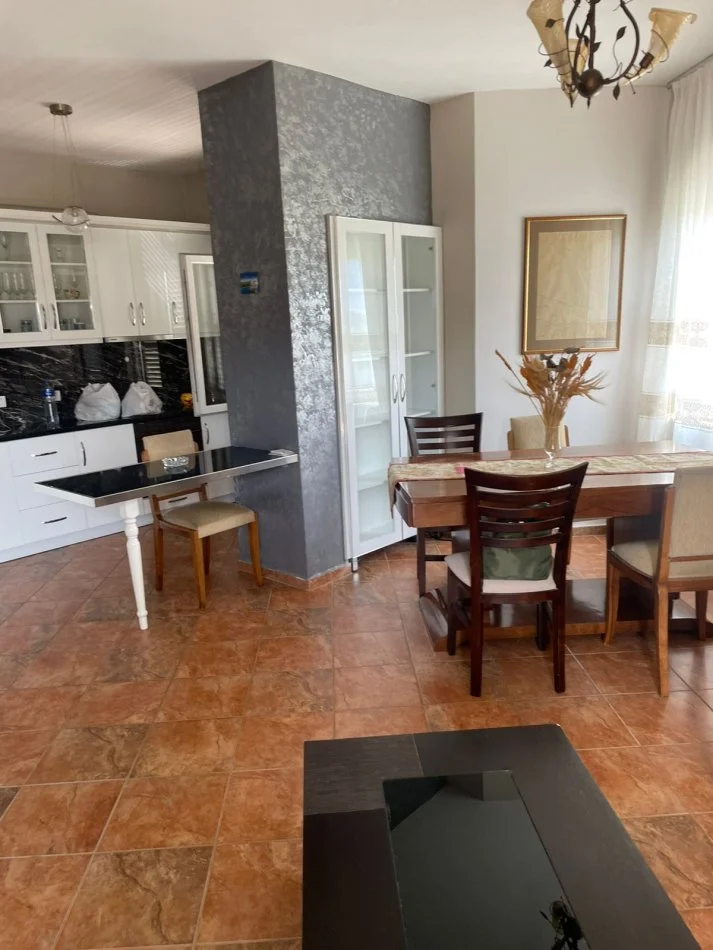 Tirane, jepet me qera apartament 2+1+Ballkon Kati 3, 110 m² 600 € (Liqeni i Thate)