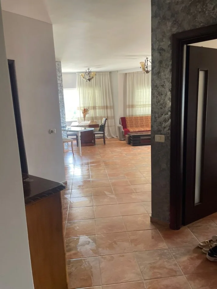Tirane, jepet me qera apartament 2+1+Ballkon Kati 3, 110 m² 600 € (Liqeni i Thate)