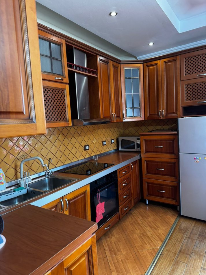 Tirane, jepet me qera apartament 2+1 Kati 6, 85 m² 600 € (JEPET ME QERA SUPER APARTAMENT 2+1 SUPER I MOBILUAR NE VASIL SHANTO .)