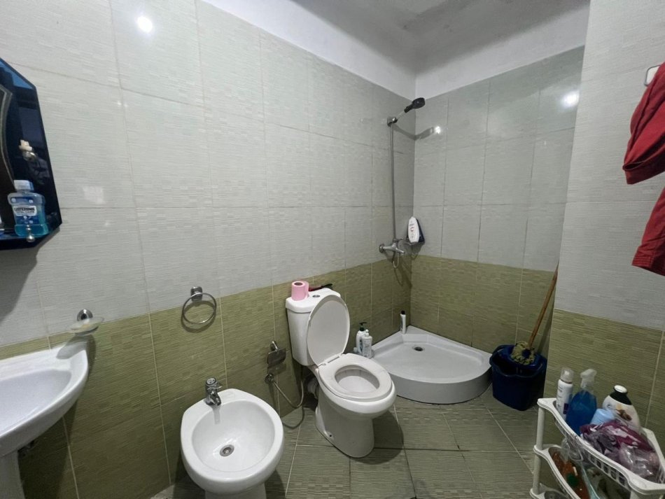 Tirane, shitet apartament 2+1+Ballkon Kati 4, 95 m² 128.000 € (Unaza e Re Astir)