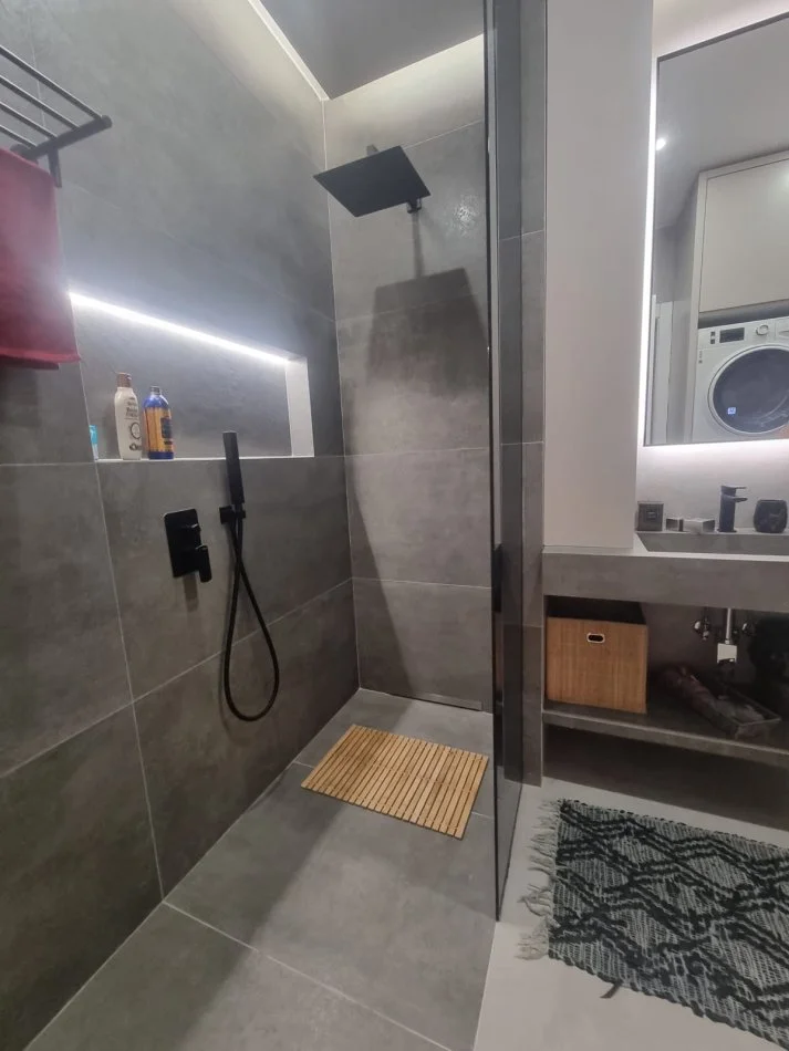 Tirane, jepet me qera apartament 2+1 Kati 9, 120 m² 1.800 € (Prane Nobis.)