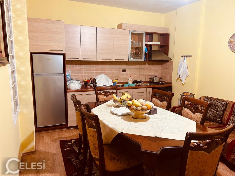 Tirane, jepet me qera apartament 2+1 Kati 2, 90 m² 430 € (JEPET ME QERA APARTAMENT 2+1+BLK I MOBILUAR PRANE STCIONIT ELEKTRIK TEK JORDAN MISJA.)