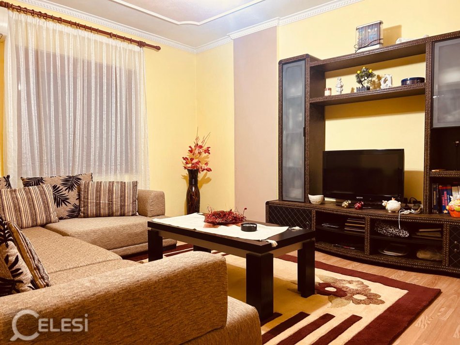 Tirane, jepet me qera apartament 2+1 Kati 2, 90 m² 430 € (JEPET ME QERA APARTAMENT 2+1+BLK I MOBILUAR PRANE STCIONIT ELEKTRIK TEK JORDAN MISJA.)