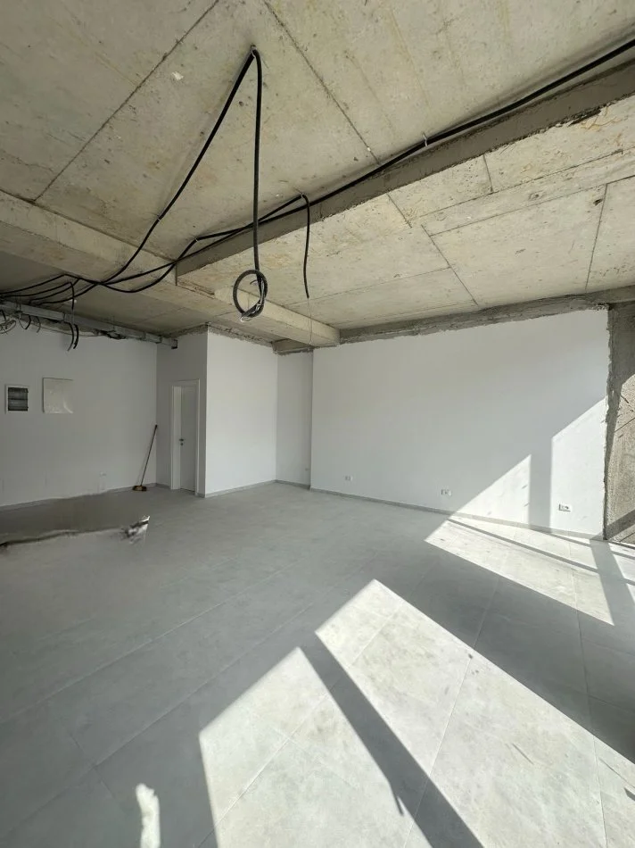 Tirane, jepet me qera ambjent biznesi Kati 1, 74 m² 1.100 € (LAKE View)