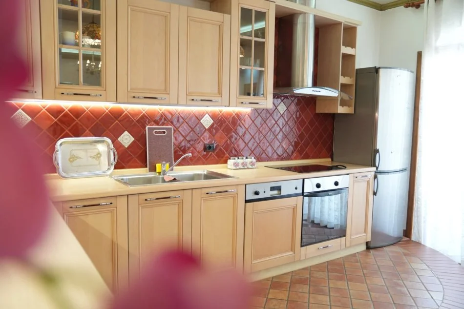 Durres, jepet me qera apartament 2+1+Aneks+Ballkon Kati 3, 100 m² (Durres, Qender)