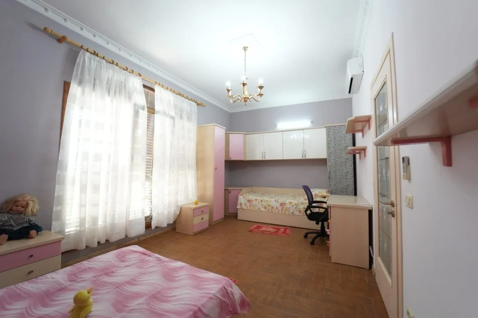 Durres, jepet me qera apartament 2+1+Aneks+Ballkon Kati 3, 100 m² (Durres, Qender)