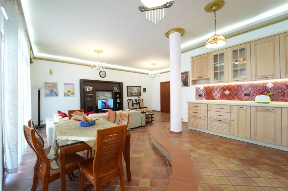 Durres, jepet me qera apartament 2+1+Aneks+Ballkon Kati 3, 100 m² (Durres, Qender)