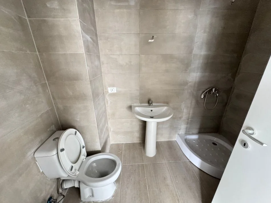 Tirane, jap me qera apartament 2+1+Ballkon Kati 7, 80 m² 400 € (rruga 5 maji)