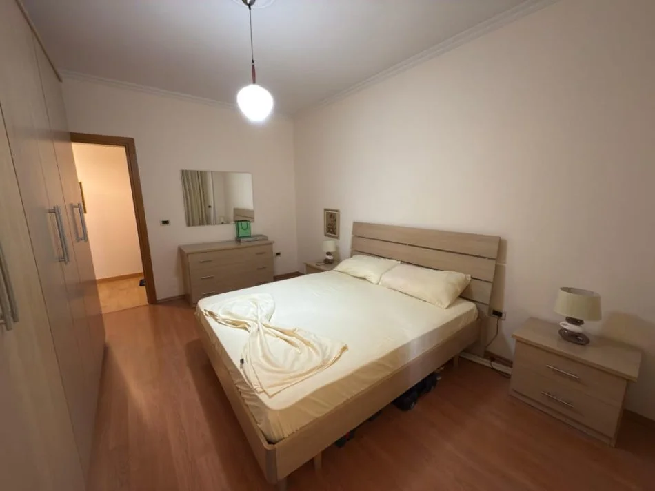 Tirane, shes apartament 2+1+Ballkon Kati 8, 120 m² (rruga Nikolla Tupe)