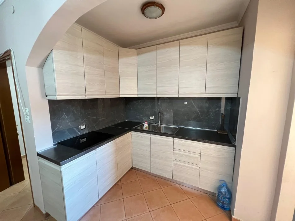 Tirane, jap me qera apartament 1+1+Ballkon Kati 5, 60 m² 350 € (rruga sadik Petrela)