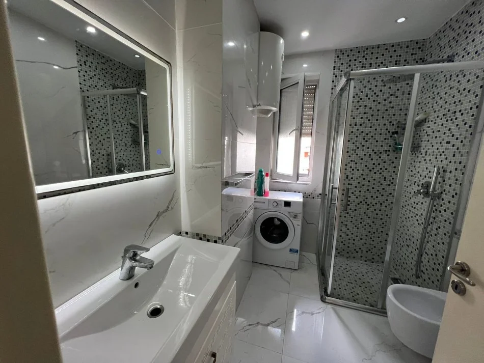 Tirane, jepet me qera 2+1+2+Ballkon Kati 2, 110 m² 500 € (SOKRAT MIHO)