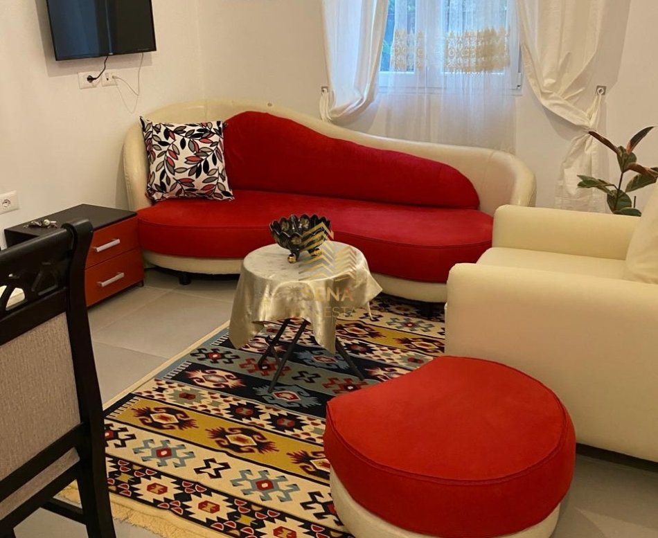 Tirane, jepet me qera shtepi 1+1+Ballkon Kati 1, 55 m² 390 € (Mbrapa Concordit)