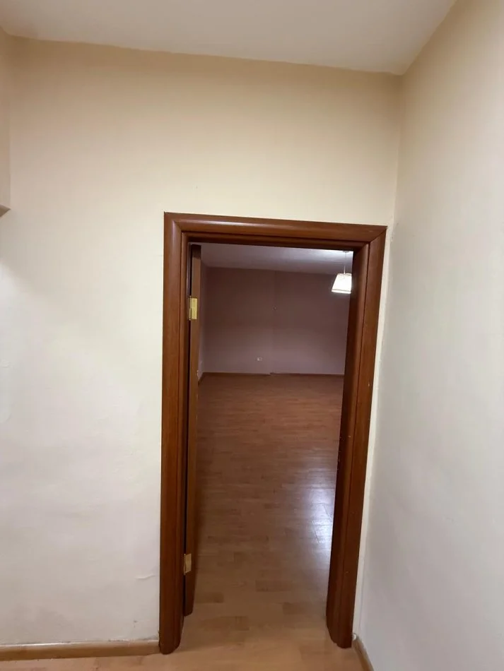 Tirane, jepet me qera apartament 1+1+Ballkon Kati 3, 88 m² 500 € (Pazari i Ri)